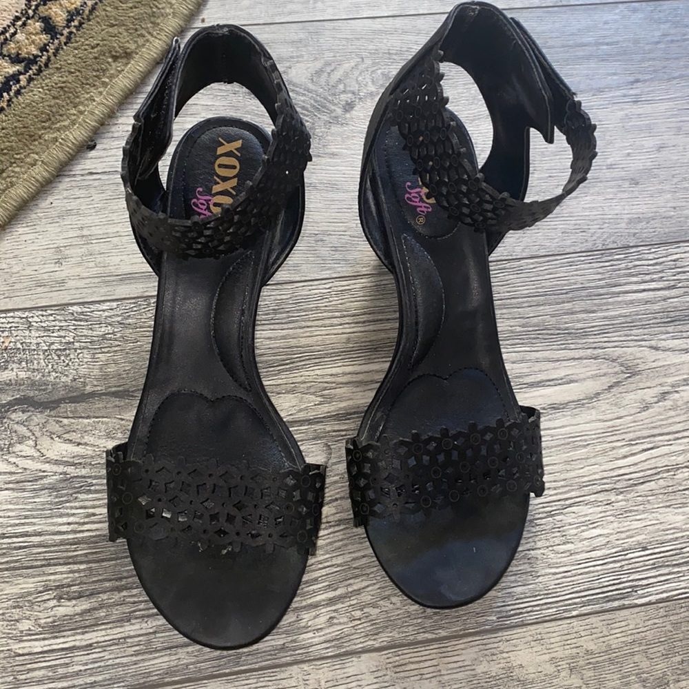 Laser cut single strap mini wedge